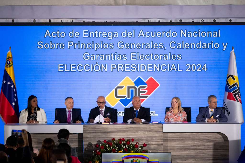 AME4246. CARACAS (VENEZUELA), 01/03/2024.- El presidente del Parlamento venezolano, Jorge Rodríguez (3i); el presidente del Consejo Nacional Electoral (CNE), Elvis Amoroso (3d); los rectores Aime Nogal (i), Carlos Quintero (2i), Rosalba Gil (2d) y Juan Carlos Delpino (d), participan en un acto en la sede del CNE este viernes, en Caracas (Venezuela). El CNE de Venezuela aseguró que empezará a estudiar las 27 fechas propuestas por diversos sectores del país para celebrar las elecciones presidenciales de este año, luego de recibir una lista de sugerencias por parte de la Asamblea Nacional (Parlamento), controlada por el chavismo. Amoroso dijo que el proceso de consultas que organizó la Cámara -que se extendió durante dos semanas, en las que participaron 52 organizaciones políticas- es un "acto de profundización de la democracia", pues también recibió recomendaciones de sectores religiosos, culturales y empresariales. EFE/ Rayner Peña R.