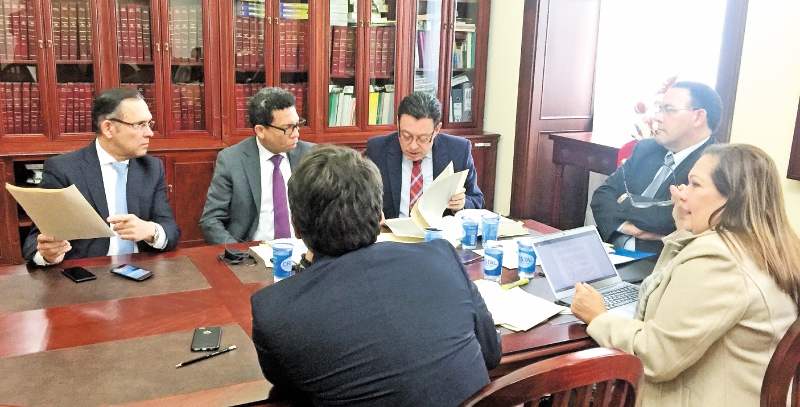 El presidente del Senado, Efraín Cepeda, se reunió ayer, por última vez, con su equipo jurídico. / Cortesía