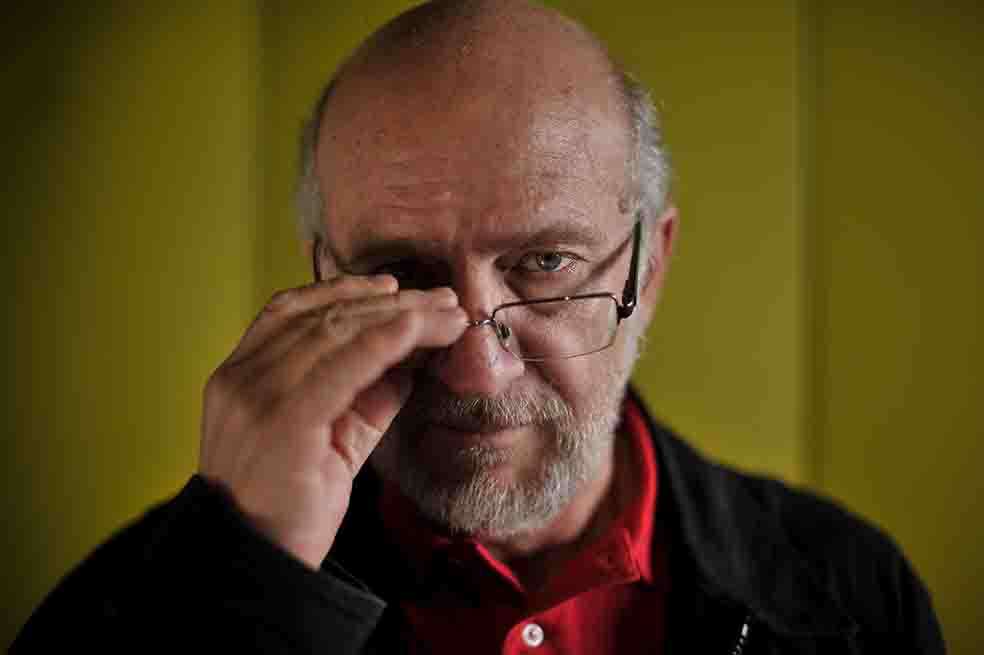 Daniel Samper Pizano presentó en la Feria del Libro de Bogotá su nuevo libro “Ni atacar ni defender, sino todo lo contrario”. Una divertida mezcla entre leyes, aforismos y preguntas sobre fútbol. Andrés Torres