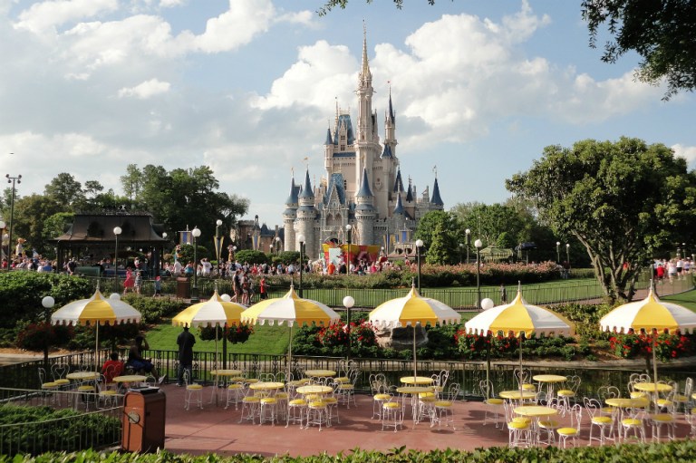 Apagón en Disneylandia deja a visitantes atrapados en las atracciones