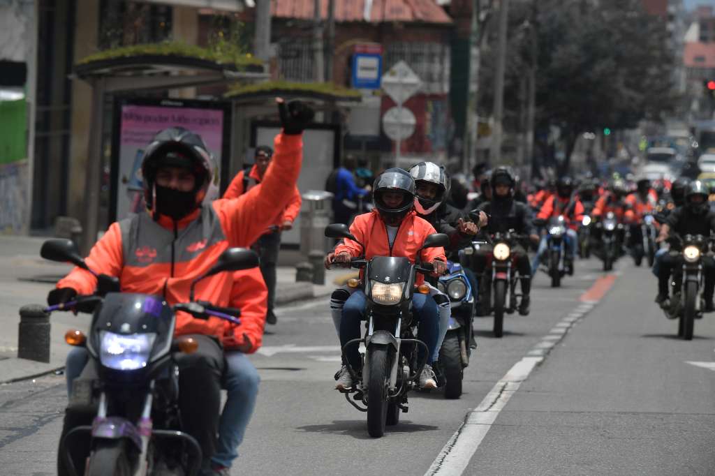 Domiciliarios que trabajan con la aplicación de Rappi se movilizaron por la carrera séptima, en contra de la vinculación contractual que propone la reforma laboral del Gobierno Nacional. Alegan que este cambio lo que contempla es una “contratación forzada” con la que no están de acuerdo.
