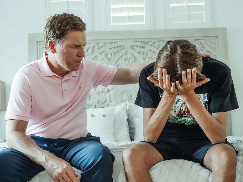 La investigación halló que una relación cercana con los padres en la juventud se asocia con más amistades y mayor interacción social años después.