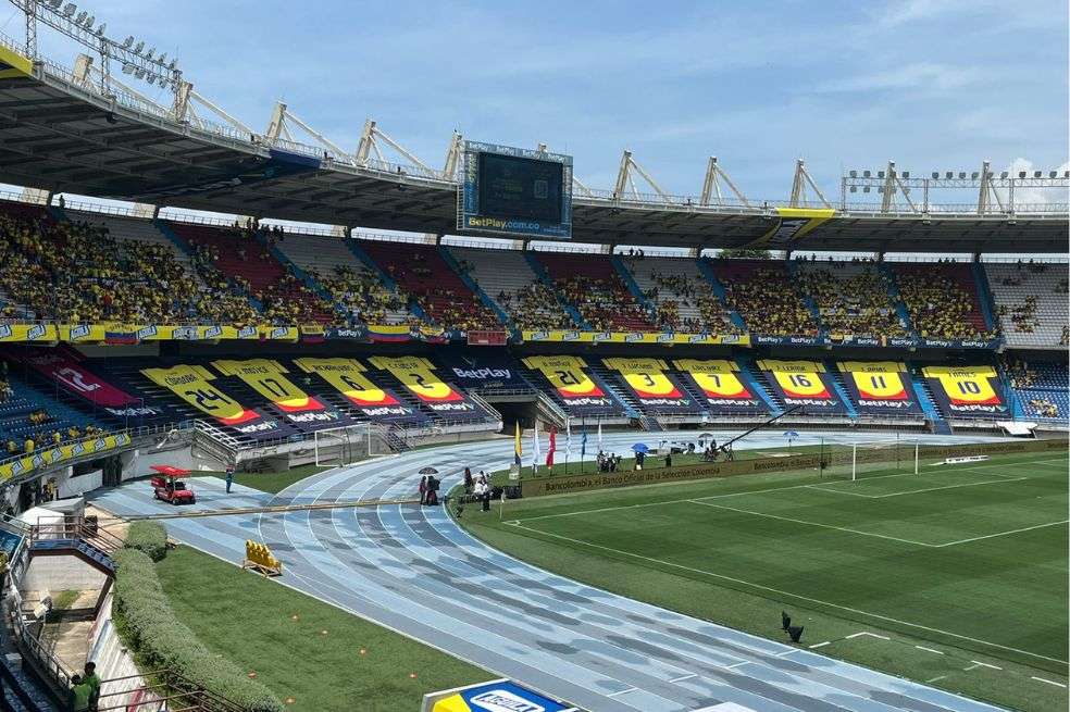 Las camisetas de los 11 jugadores de Colombia fueron desplegadas en las tribunas del estadio Metropolitano Roberto Meléndez.