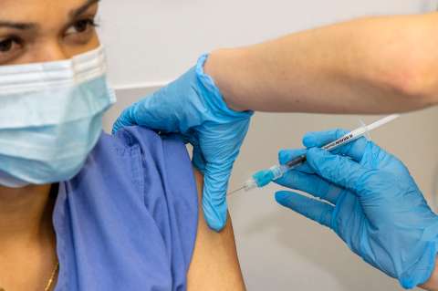 Colombia recibió las primeras 480.000 dosis de la vacuna de Janssen contra el Coronavirus