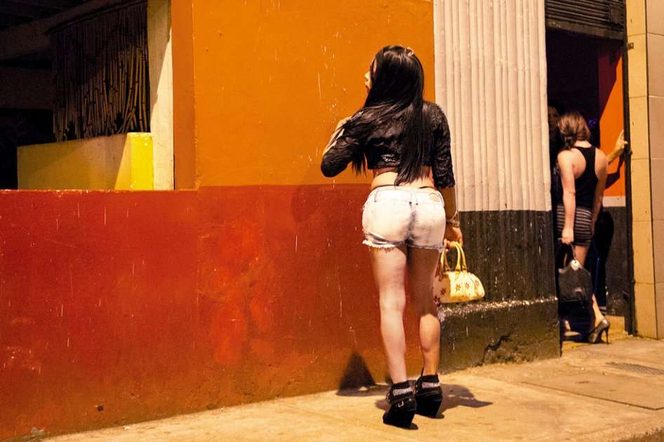 El Ministerio de Comunicaciones ha bloqueado 5.300 páginas por vender o compartir contenido sexual con menores de edad. / AFP