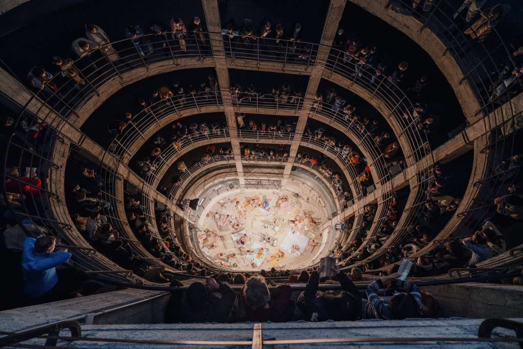El núcleo de esta puesta en escena es una serie de canciones originalmente escritas en lituano, traducidas al inglés para su circulación internacional.
