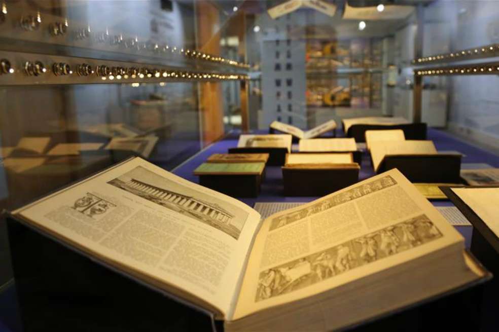 La biblioteca de la Universidad de Cambridge ha abierto una exposición de "libros prohibidos" de su colección, algunos de los cuales están viendo la luz del día por primera vez en décadas. Algunos de los artículos más antiguos de la Torre datan de 1710, y el material más reciente data de los primeros años del siglo XXI. / Agencia Anadolu