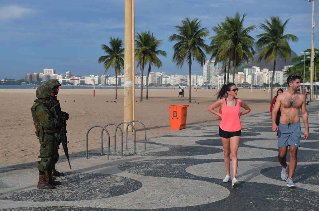 Soldados brasileños patrullan en la playa de Copacabana en Río de Janeiro. Foto de referencia