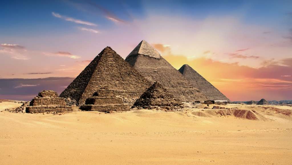 Situadas en la meseta de Giza a 18 kilómetros de El Cairo, las pirámides son el monumento más conocido de Egipto y uno de los más antiguos del mundo.