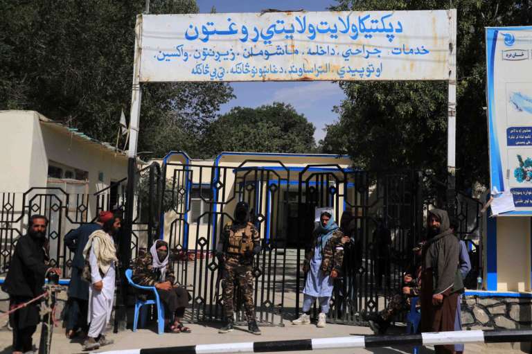 Los talibanes montan guardia frente al hospital de distrito al que son trasladadas las víctimas del terremoto, en Paktia, Afganistán,