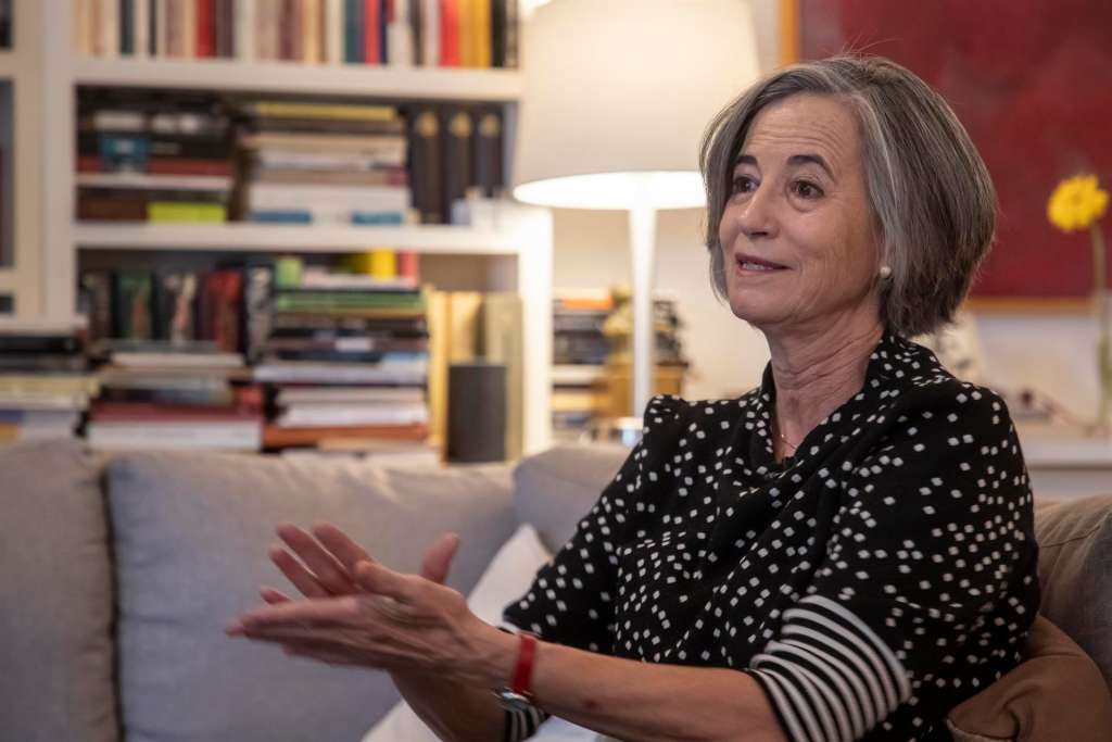 La escritora mexicana Mónica Lavin habla durante una entrevista con Efe, el 16 de junio de 2022, en Ciudad de México (México). Transformar el dolor en belleza es el mensaje de "Últimos días de mis padres", la novela más reciente de la autora mexicana Monica Lavín, quien asumió la escritura del libro con colores a la manera de un cuadro de Matisse. EFE/Isaac Esquivel