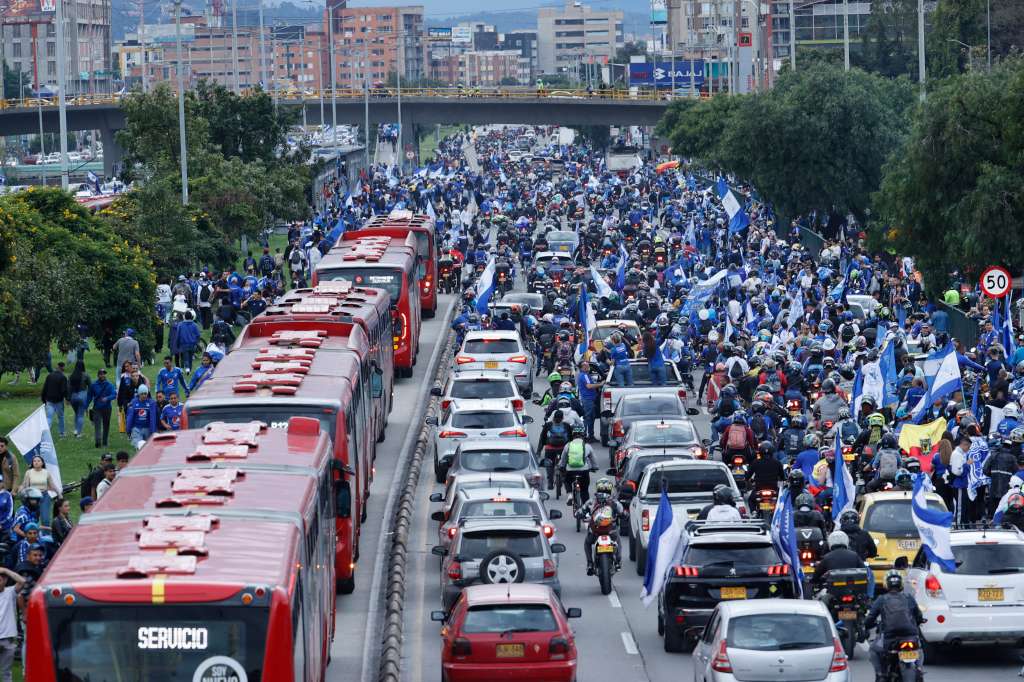 AMDEP4769. BOGOTÁ (COLOMBIA), 24/06/2023.- Aficionados de Millonarios asisten hoy, a la final de la Primera División del fútbol profesional colombiano entre Millonarios y Atlético Nacional en el estadio El Campín en Bogotá (Colombia).EFE/ Mauricio Dueñas Castañeda
