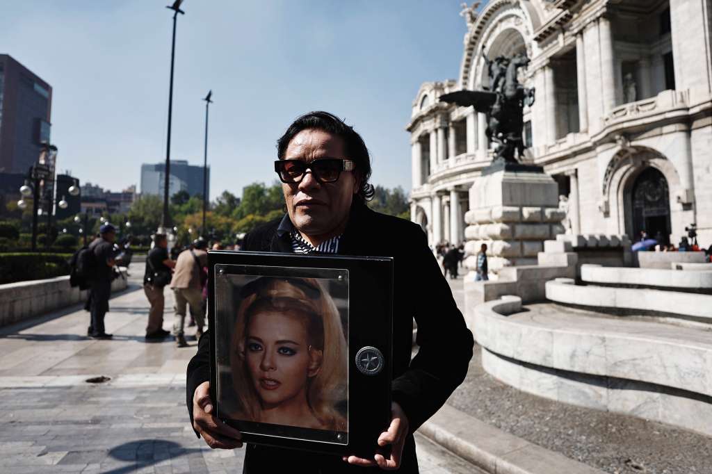 MEX6407. CIUDAD DE MÉXICO (MÉXICO), 30/11/2024.- Una persona muestra una fotografía de la actriz mexicana Silvia Pinal durante un homenaje, este sábado en el Palacio de Bellas Artes en Ciudad de México (México). La actriz Silvia Pinal, considerada como la última diva del cine, radio, teatro y televisión mexicana, recibió un sentido, emotivo y respetuoso homenaje, tras su deceso el pasado jueves a los 93 años. EFE/ Sáshenka Gutiérrez