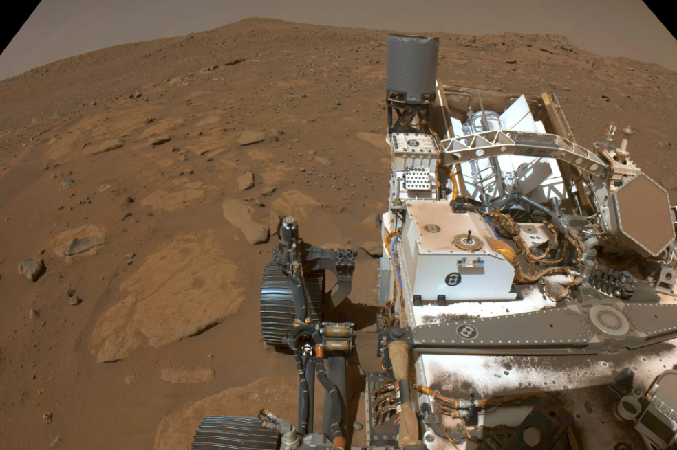 El rover Perseverance de la Nasa captó esta vista del lugar donde estará estacionado durante varias semanas durante la conjunción solar de Marte, un periodo en el que los ingenieros dejan de enviar comandos a las naves espaciales en el Planeta Rojo porque el Sol puede interferir con las señales de radio.