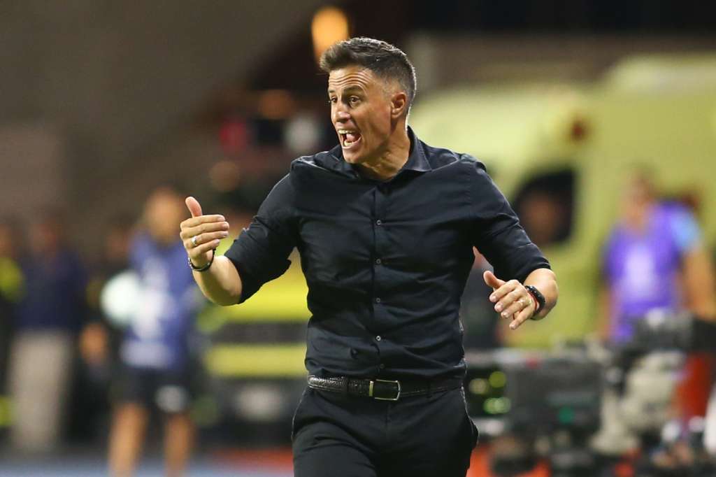 AME1235. IQUIQUE (CHILE), 18/02/2025.- El entrenador de Independiente Santa Fe, Pablo Peirano, dirige este martes, durante un partido de la Copa Libertadores entre Deportes Iquique e Independiente Santa Fe, en el estadio Tierra de Campeones en Iquique (Chile). EFE/ Alex Diaz