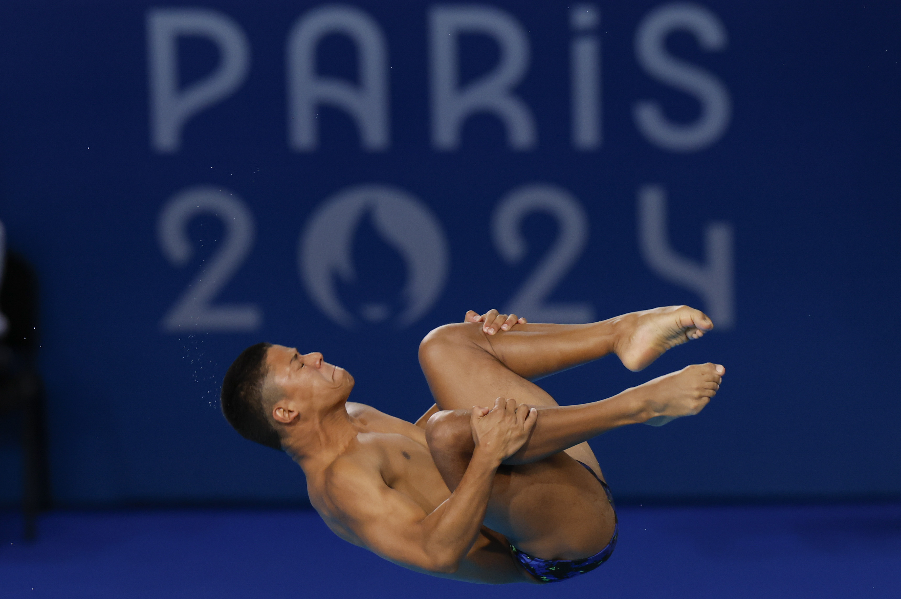 SAINT-DENIS (FRANCIA), 08/08/2024.- El colombiano Luis Felipe Uribe compite en la final de Salto de trampolín 3m masculino, en el marco de los Juegos Olímpicos París 2024, este jueves, en el Centro Acuático de Saint-Denis (Francia). EFE/ Julio Muñoz