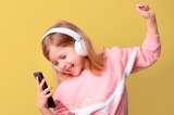 Uso exagerado de dispositivos provocaría problemas de comportamiento en los niños