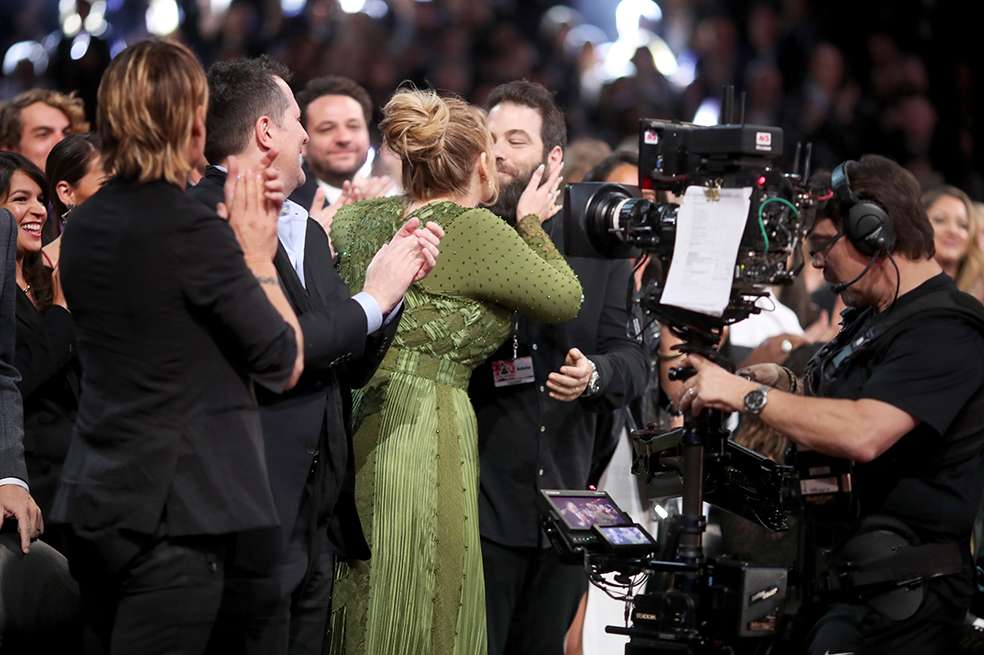 Adele le da un beso a Simon Konecki en los premios Grammy 2017. / AFP
