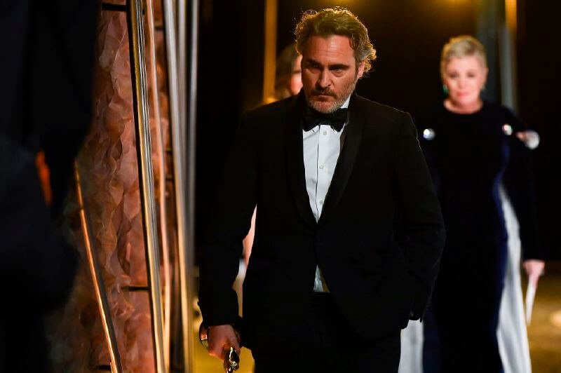 Joaquin Phoenix minutos después de haber obtenido el galardón como Mejor actor en la entrega de Premios Óscar 2020. / AFP