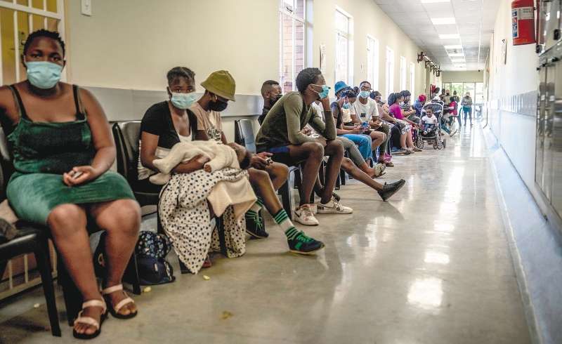 Personas hacen fila para vacunarse contra COVID-19 en el Hospital Lenasia South, cerca de Johannesburgo, Sudáfrica.