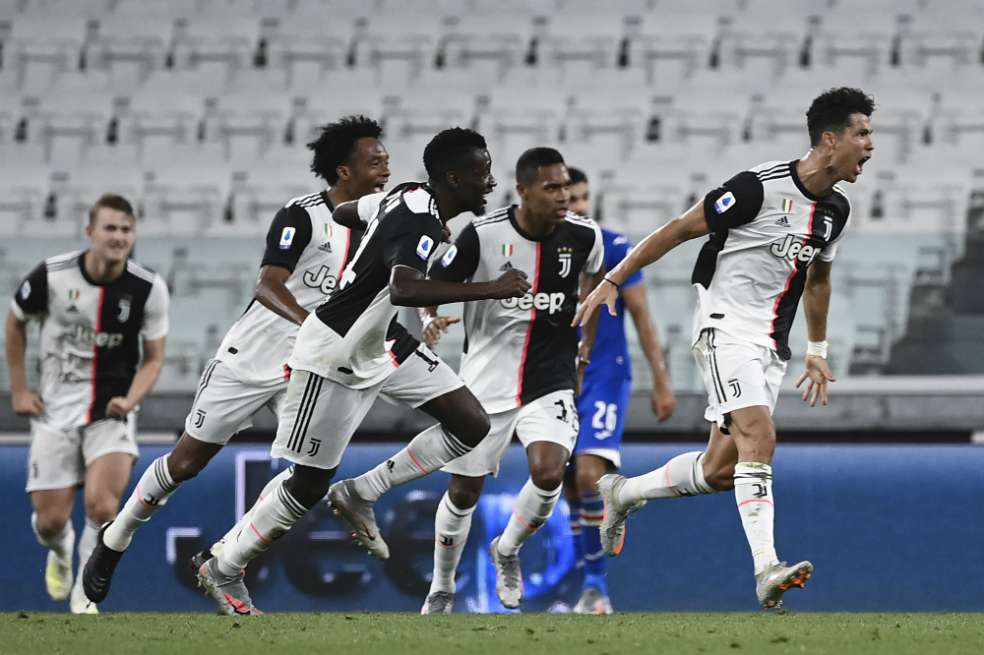Juan Guillermo Cuadrado celebra uno de los goles con los que Juventus derrotó este domingo a Sampdoria.