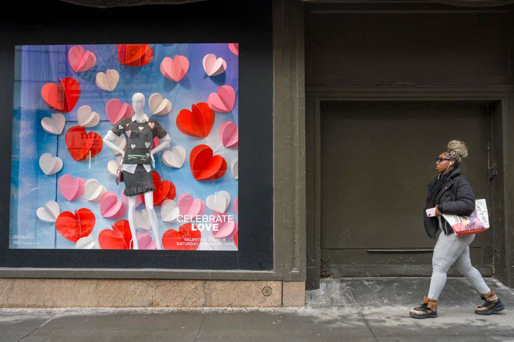 USA8357. NUEVA YORK (ESTADOS UNIDOS), 14/02/2026.- Una persona camina frente a una vitrina decorada por el Día de San Valentín este viernes, en un centro comercial en Nueva York (EE.UU.). Cuando todavía se están retirando los adornos de Navidad, los escaparates de Nueva York ya están llenos de corazones, cupidos y decoraciones en tonos rojos y rosas que recuerdan a los estadounidenses que deben pensar en su regalo de San Valentín. Sin embargo, la clásica celebración del amor romántico ha evolucionado: la pareja pierde terreno y el amor propio, la familia y los amigos ganan peso. EFE/ Ángel Colmenares
