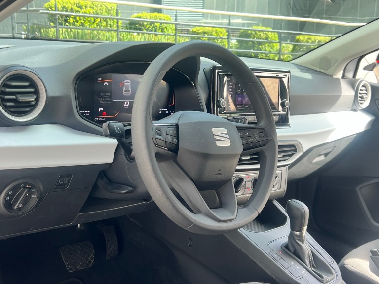 El sistema multimedia del Seat Ibiza 2025 incluye una pantalla táctil de 8,25”, con Android Auto y Apple CarPlay por cable.