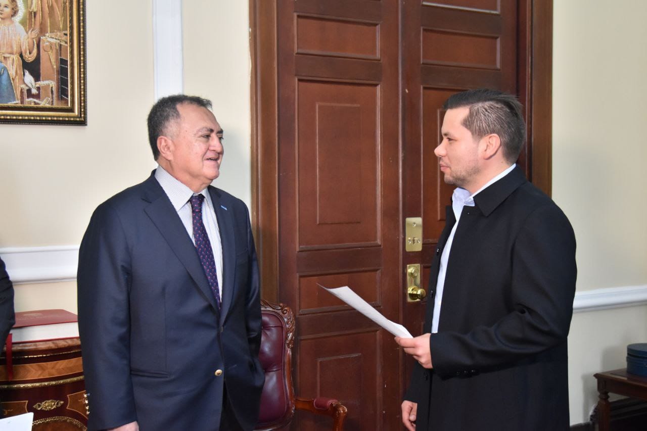 El presidente de la Cámara de Representantes, Andrés Calle, tomó juramento a Carlos Arturo Vallejo Beltrán, nuevo representante verde.