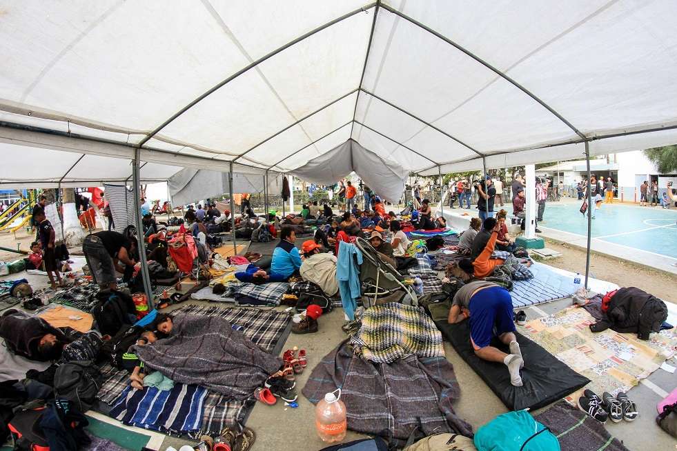 Miembros de la caravana de migrantes centroamericanos permanecen en un albergue en la ciudad de Tijuana, México. / EFE