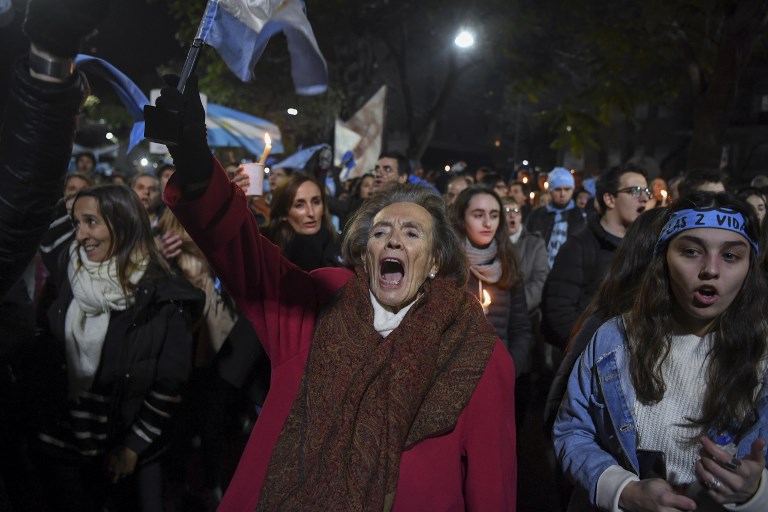 Las calles de Argentina están divididas entre los que respaldan el aborto y los que defienden el derecho a la vida. / AFP