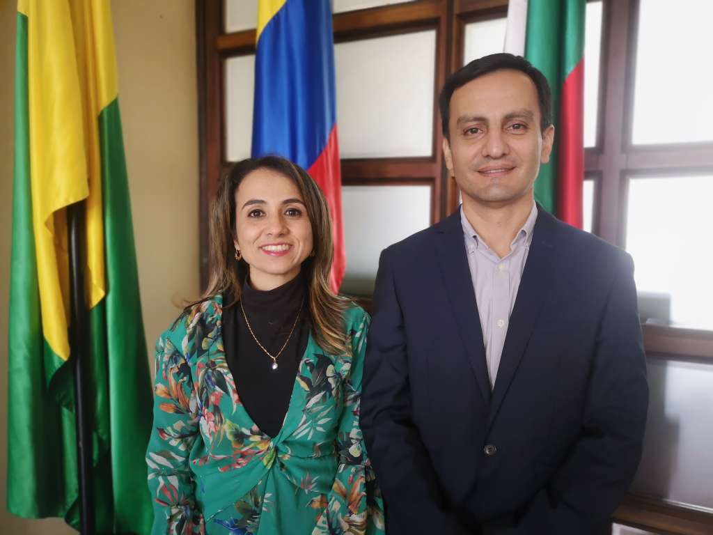 Liceth Isaza Vallejo, jefa de Gestión de Ingresos, y Jaime Alberto Valencia, secretario de Hacienda.