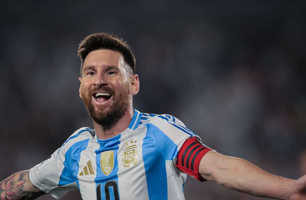 AMDEP8876. BUENOS AIRES (ARGENTINA), 15/10/2024.- Lionel Messi de Argentina celebra su gol este martes, en un partido de las eliminatorias sudamericanas para el Mundial de 2026 entre Argentina y Bolivia, en el estadio Más Monumental en Buenos Aires (Argentina). EFE/ Luciano González