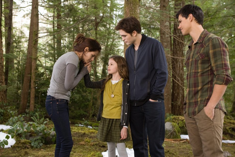 Kristen Stewart en el papel de Bella Swan, la niña Mackenzie Foy como Renesmee y los actores Robert Pattinson como Edward Cullen y Taylor Lautner como Jacob Black, durante una escena de la taquillera saga "Twilight. Breaking Dawn - Part 2".