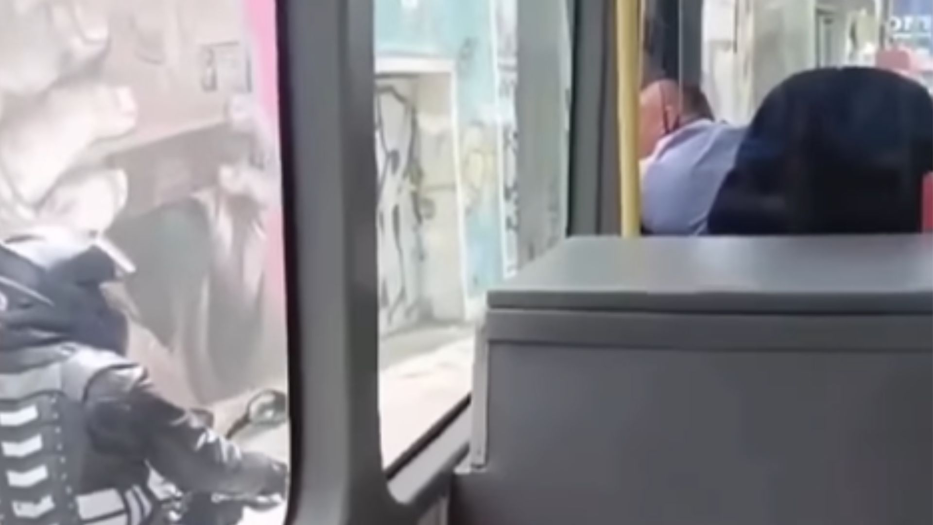 Los pasajeros le pedían al conductor que continuara su ruta, pero no sucedió.