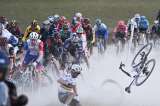 Video: La impresionante caída de Julian Alaphilippe en la Strade Bianche