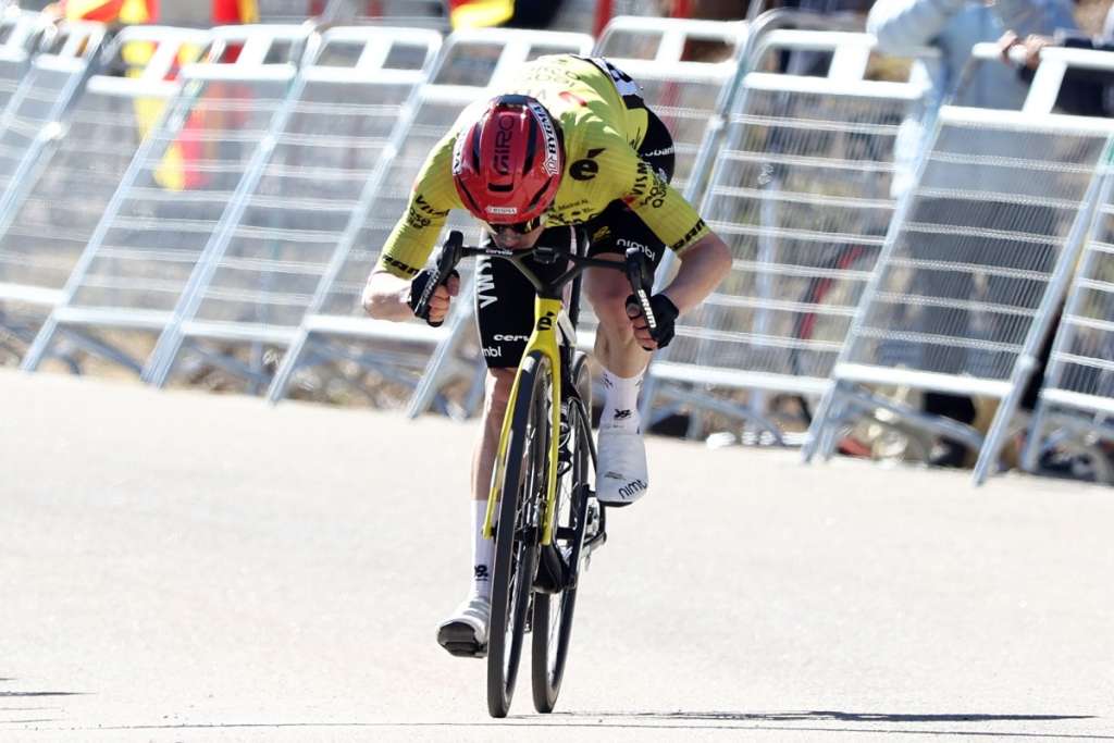 TOPSHOT - Team Visma-Lease a bike's Danish rider Jonas Vingegaard kisses his bike as he wins the fifth stage of the 2026 Volta a Catalunya cycling tour of Catalonia, a 155,5 km race between La Seu d'Urgell and La Molina ski resort in Alp, on March 27, 2026.