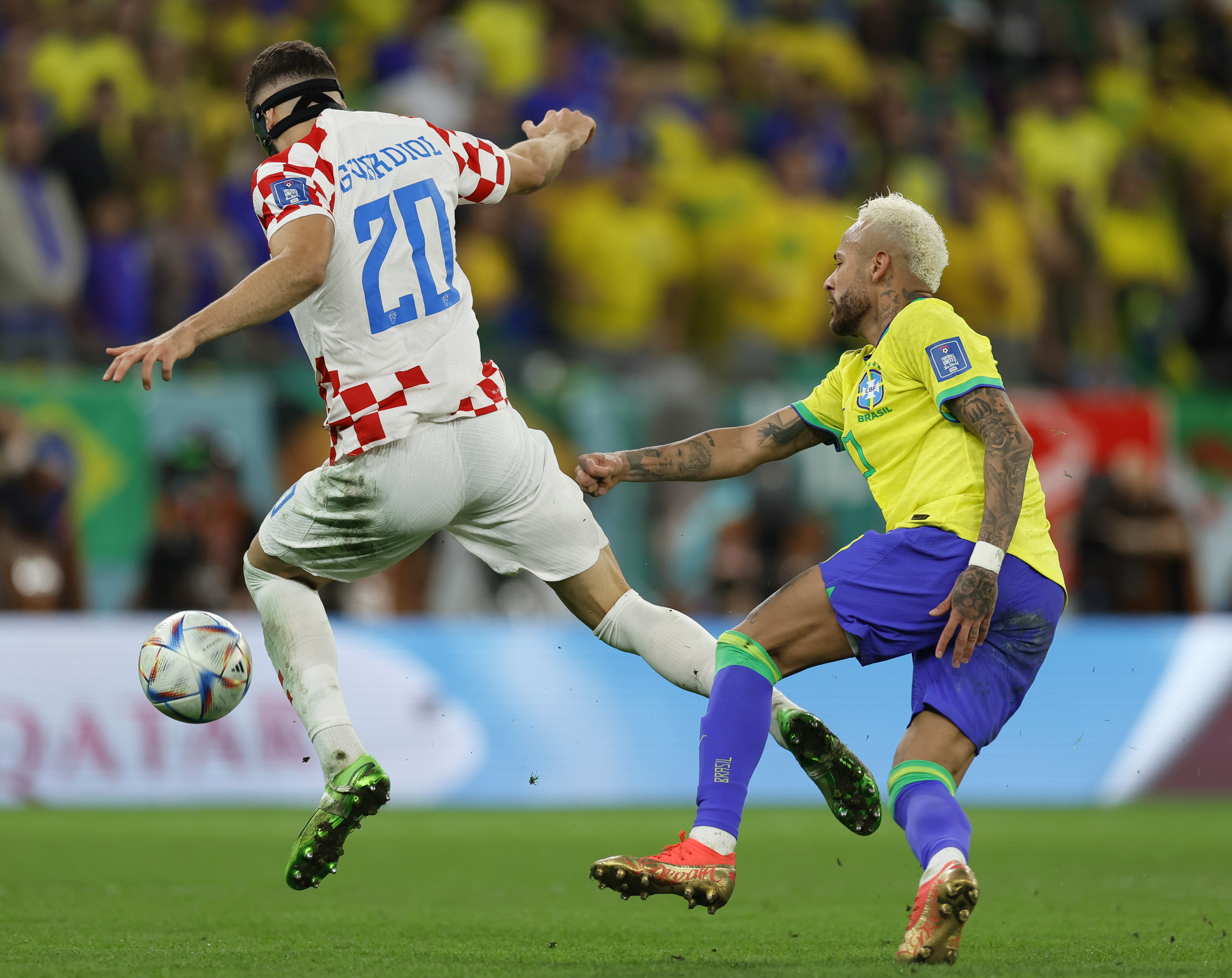 Doha (Qatar), 09/12/2022.- Josko Gvardiol (L) of Croatia in action against Neymar of Brazil during the FIFA World Cup 2022 quarter final soccer match between Croatia and Brazil at Education City Stadium in Doha, Qatar, 09 December 2022. (Mundial de Fútbol, Brasil, Croacia, Catar) EFE/EPA/Ronald Wittek