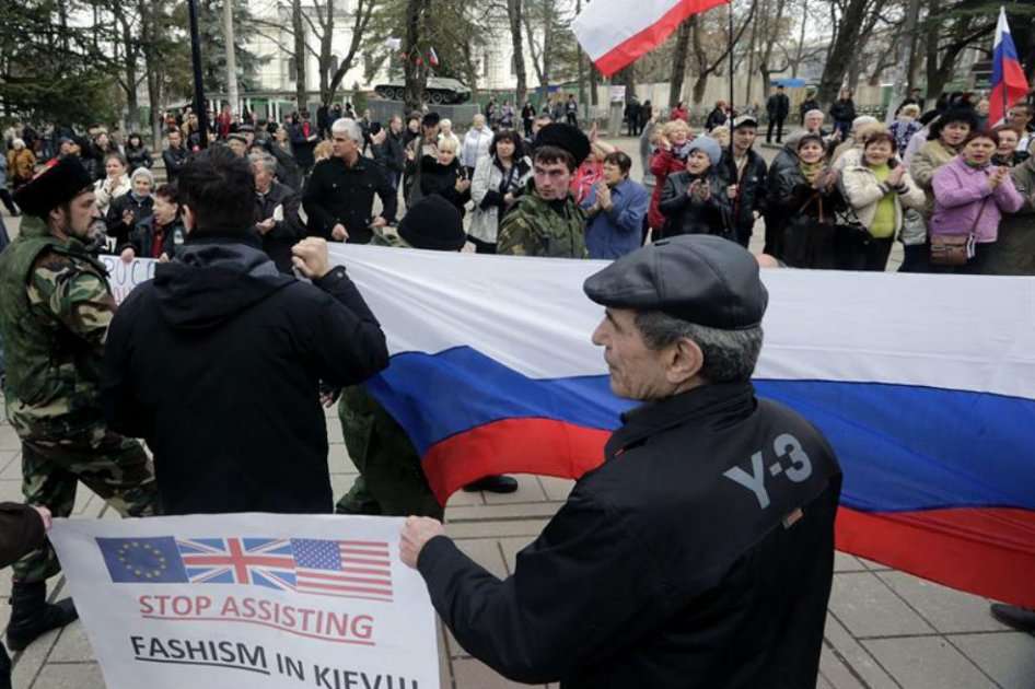 Cientos de personas apoyan la decisión del parlamento de Crimea de pedir la unión a Rusia