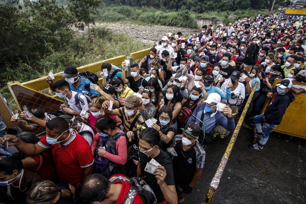 Antes de la restricción impuesta por el gobierno colombiano, se presentaron largas filas en el puente Simón Bolívar. En ese momento el requisito era portar pasaporte y tapabocas.
/ AFP
