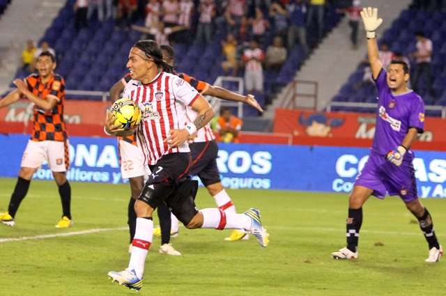 Dayro Moreno celebra el gol del empate frente a Boyacá Chicó. / Tomada de Golcaracol.com