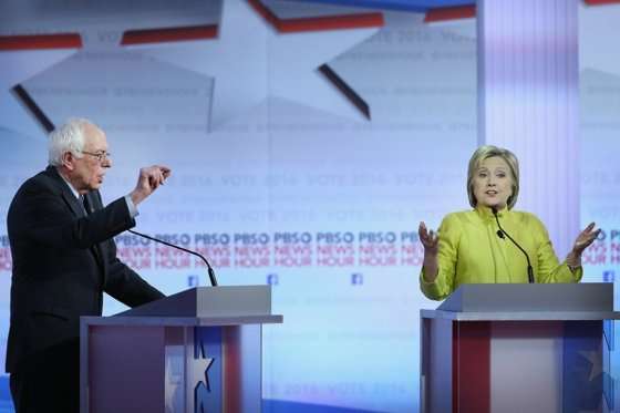 Los aspirantes demócratas a las presidenciales de Estados Unidos, Hillary Clinton (derecha) y Bernie Sanders (izquierda).
