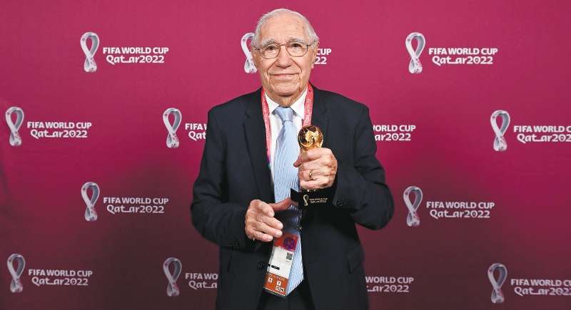 Enrique Macaya Márquez, condecorado por FIFA y AIPS por cubrir todos los mundiales de fútbol desde 1958. / AIPS