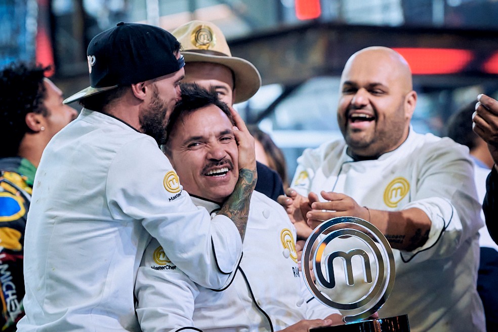Tras una extensa y ardua prueba, el actor le ganó a Tatán Mejía, Chicho Arias y Carlos Báez en la cocina de MasterChef Celebrity.