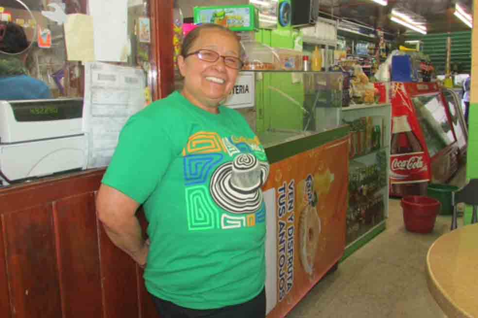 María Sierra toma un descanso en su restaurante mientras la Policía y los manifestantes se enfrentan en la Plaza de Bolívar./ Cortesía Natalia Cubillos, La República