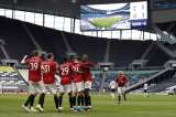 Manchester United acortó distancias con el City al derrotar al Tottenham