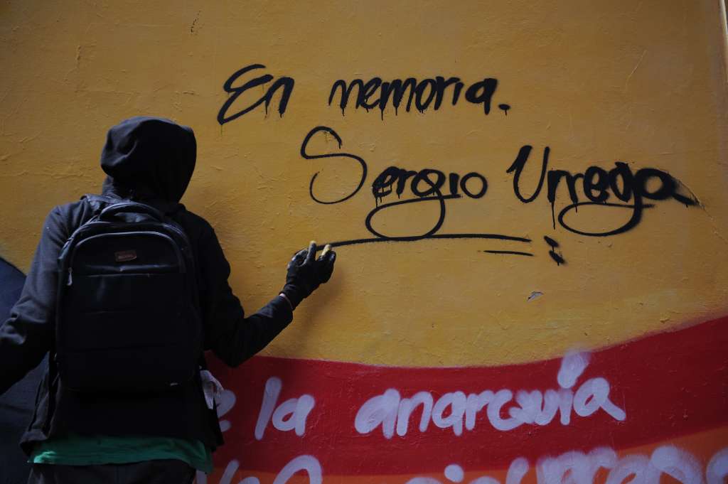 Mural en el centro de Bogotá, con el que se rinde homenaje al estudiante Sergio Urrego, quién se suicidó al ser víctima de homofobia en el Colegio Gimnasio Castillo Campestre, acto al que asistió su madre Alba Reyes.