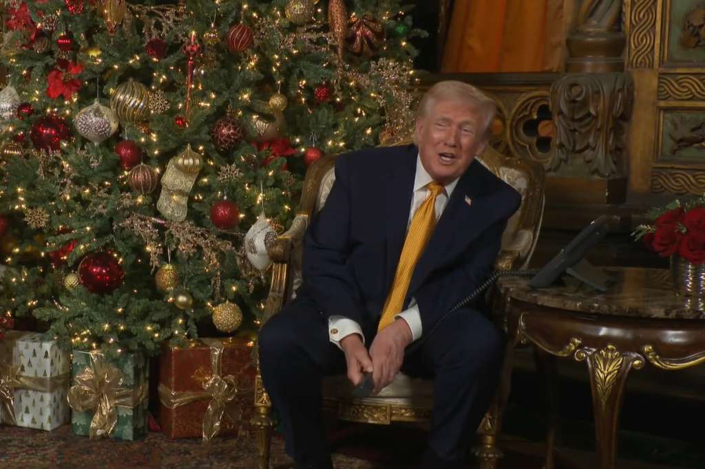 AME463. FLORIDA (ESTADOS UNIDOS), 24/12/2025.- Captura de video de una transmisión de la Casa Blanca del presidente de Estados Unidos, Donald Trump. Trump aseguró este miércoles a un niño que se encargará de que un Santa Claus "malo" no se infiltre en el país, durante la tradicional llamada de Nochebuena en la que los menores pueden rastrear el recorrido de Santa Claus. EFE/ La Casa Blanca /SOLO USO EDITORIAL/ SOLO DISPONIBLE PARA ILUSTRAR LA NOTICIA QUE ACOMPAÑA (CRÉDITO OBLIGATORIO)