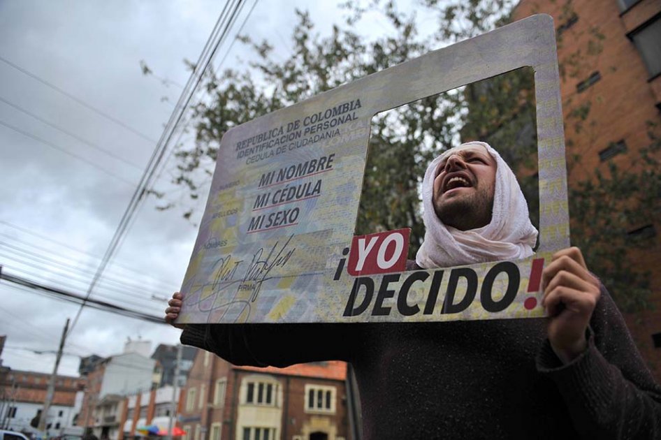 En la Notaría 65 de Bogotá, ayer, las primeras diez personas trans cambiaron el sexo en sus cédulas. / Cristian Garavito