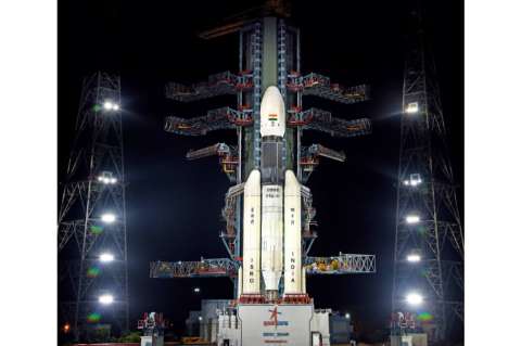 Una hora antes del despegue, India cancela su primera misión al polo sur de la Luna