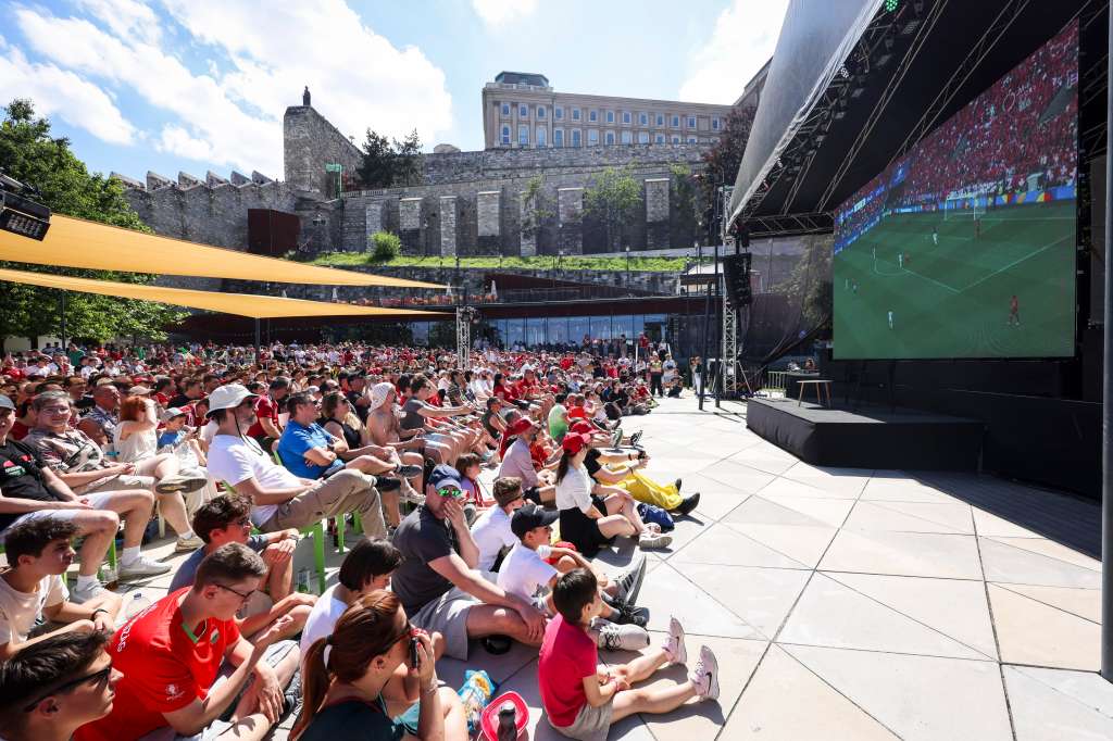 Budapest (Hungary), 15/06/2024.- Hungary supporters watch the live television broadcast on the UEFA EURO 2024 group A match between Hungary and Switzerland in Cologne in a Fan Zone in Budapest, Hungary, 15 June 2024. (Hungría, Suiza, Colonia) EFE/EPA/Robert Hegedus HUNGARY OUT